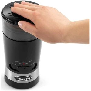 Ο μύλος άλεσης καφέ Delonghi KG210 αλέθει κόκκους για καφέ espresso, moka ή φίλτρου. Διαθέτει 3 ρυθμίσεις άλεσης χοντρό, μέτριο και λεπτό.