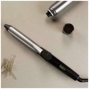 Με το επαγγελματικό ψαλίδι μαλλιών Remington Pro Soft Curl CI6525 μπορείτε να δημιουργήσετε μπούκλες με κίνηση σαν φυσικές. Χάρη στην τεχνολογία ionic που διαθέτει βοηθάει στο να μην ηλεκτρίζονται τα μαλλιά και να μην φριζάρουν, κι έτσι τα μαλλιά φαίνονται καλοσχηματισμένα. Το ψαλίδι θερμαίνεται σε ελάχιστα λεπτά και είναι έτοιμο για χρήση, σε αντίθεση με άλλα που χρειάζονται λίγο περισσότερο χρόνο. Διαθέτει οθόνη ψηφιακών ενδείξεων η οποία δείχνει την θερμοκρασία του ψαλιδιού. Είναι μια αρκετά βοηθητική λειτουργία καθώς σε υψηλές θερμοκρασίες χρειάζεται λιγότερος χρόνος για τη δημιουργία της μπούκλας κι έτσι έχετε τον έλεγχο για να μην καίγεται εύκολα η τούφα. Έχει καλώδιο που περιστρέφεται κυκλικά για πιο εύκολη χρήση της συσκευής όταν δημιουργείτε το styling που επιθυμείτε.