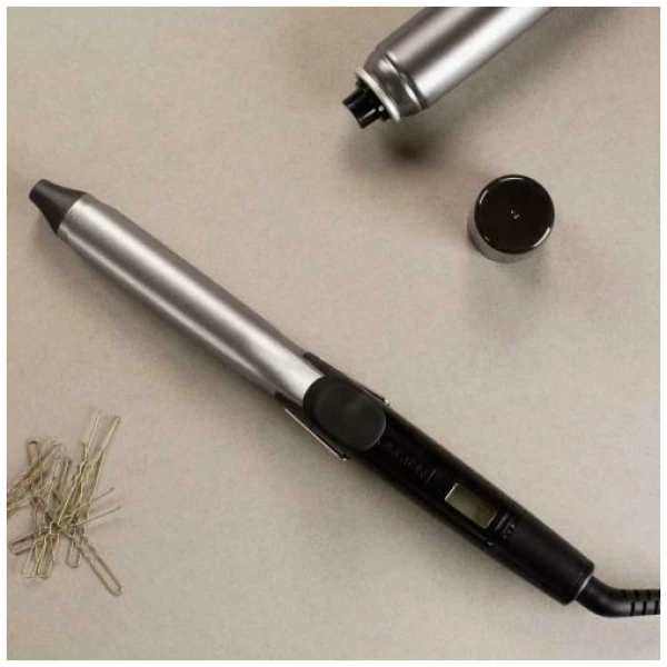 Με το επαγγελματικό ψαλίδι μαλλιών Remington Pro Soft Curl CI6525 μπορείτε να δημιουργήσετε μπούκλες με κίνηση σαν φυσικές. Χάρη στην τεχνολογία ionic που διαθέτει βοηθάει στο να μην ηλεκτρίζονται τα μαλλιά και να μην φριζάρουν, κι έτσι τα μαλλιά φαίνονται καλοσχηματισμένα. Το ψαλίδι θερμαίνεται σε ελάχιστα λεπτά και είναι έτοιμο για χρήση, σε αντίθεση με άλλα που χρειάζονται λίγο περισσότερο χρόνο. Διαθέτει οθόνη ψηφιακών ενδείξεων η οποία δείχνει την θερμοκρασία του ψαλιδιού. Είναι μια αρκετά βοηθητική λειτουργία καθώς σε υψηλές θερμοκρασίες χρειάζεται λιγότερος χρόνος για τη δημιουργία της μπούκλας κι έτσι έχετε τον έλεγχο για να μην καίγεται εύκολα η τούφα. Έχει καλώδιο που περιστρέφεται κυκλικά για πιο εύκολη χρήση της συσκευής όταν δημιουργείτε το styling που επιθυμείτε.
