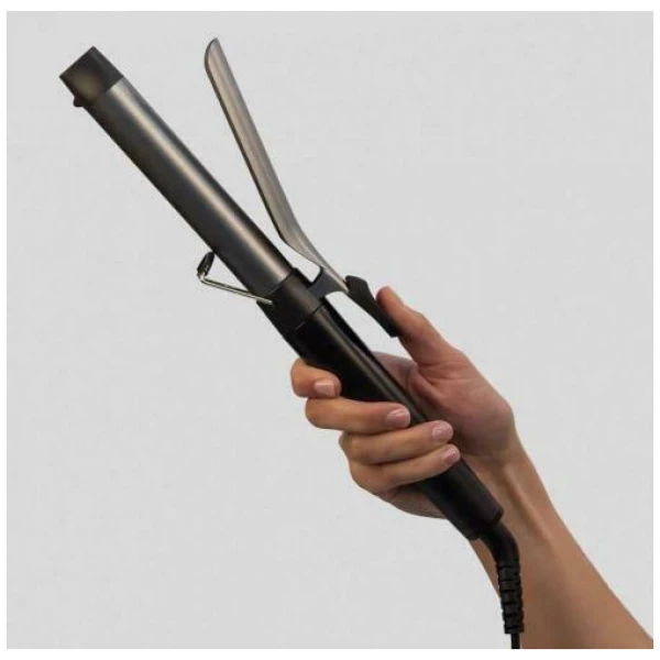 Με το επαγγελματικό ψαλίδι μαλλιών Remington Pro Soft Curl CI6525 μπορείτε να δημιουργήσετε μπούκλες με κίνηση σαν φυσικές. Χάρη στην τεχνολογία ionic που διαθέτει βοηθάει στο να μην ηλεκτρίζονται τα μαλλιά και να μην φριζάρουν, κι έτσι τα μαλλιά φαίνονται καλοσχηματισμένα. Το ψαλίδι θερμαίνεται σε ελάχιστα λεπτά και είναι έτοιμο για χρήση, σε αντίθεση με άλλα που χρειάζονται λίγο περισσότερο χρόνο. Διαθέτει οθόνη ψηφιακών ενδείξεων η οποία δείχνει την θερμοκρασία του ψαλιδιού. Είναι μια αρκετά βοηθητική λειτουργία καθώς σε υψηλές θερμοκρασίες χρειάζεται λιγότερος χρόνος για τη δημιουργία της μπούκλας κι έτσι έχετε τον έλεγχο για να μην καίγεται εύκολα η τούφα. Έχει καλώδιο που περιστρέφεται κυκλικά για πιο εύκολη χρήση της συσκευής όταν δημιουργείτε το styling που επιθυμείτε.