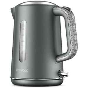 Βραστήρας Kenwood ZJP04.A0GY Inox εμπνευσμένο από τα διάσημα διακοσμητικά πλακόστρωτα της Βικτωριανής εποχής, η συλλογή Abbey Collection συνδυάζει σε απόλυτη ισορροπία τον σχεδιασμό με την λειτουργικότητα. Το μοτίβο στο χερούλι παραπέμπει άμεσα στην Βικτωριανή εποχή.