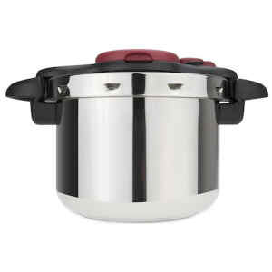 Η χύτρα ταχύτητας Tefal Clipso Minut'Easy 9lt, είναι μία χύτρα ταχύτητας από ανοξείδωτο ατσάλι, για μεγάλη διάρκεια ζωής και μαγειρεύει έως δύο φορές πιο γρήγορα, σε σχέση με μια απλή κατσαρόλα. Με αρκετά μεγάλη χωρητικότητα είναι ιδανική για την φροντίδα όλης της οικογένειας. Εύκολο άνοιγμα και κλείσιμο με το ένα χέρι. Περιλαμβάνεται βιβλίο με συνταγές. Κατάλληλη για όλες τις εστίες, συμπεριλαμβανομένης και της επαγωγικής. Πλένεται και στο πλυντήριο πιάτων.