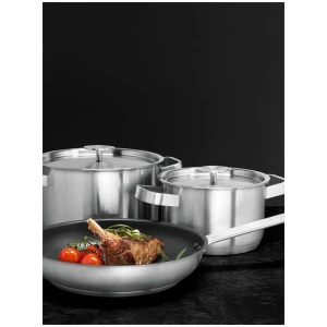 Με τα σετ μαγειρικά σκεύη AEG 9029798205 3τμχ βελτιώστε σημαντικά τη γεύση με το σετ τριών μαγειρικών σκευών της AEG. Αυτό το σετ, που αποτελείται από ένα τηγάνι (24cm) και δύο κατσαρολάκια (16cm, 20cm), σάς παρέχει τα κατάλληλα εργαλεία για την τελειοποίηση των συνταγών.