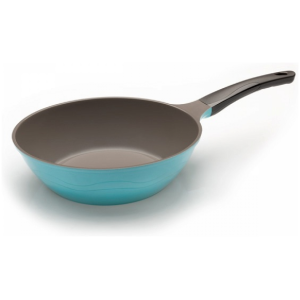 Το wok La Cena 28cm είναι ένα μαγειρικό σκεύος με πολλές χρήσεις που μαγειρεύει γρήγορα και ομοιόμορφα το φαγητό με ελάχιστη ποσότητα λιπαρής ουσίας, προσφέροντάς σας υγιεινά, θρεπτικά γεύματα. Είναι κατάλληλο για τηγάνισμα, ψήσιμο, βράσιμο, μαγείρεμα στον ατμό, σοτάρισμα αλλά και κάπνισμα. Είναι κατασκευασμένο από αλουμίνιο, ένα υλικό που το κάνει ελαφρύ, ιδιαίτερα ανθεκτικό στη σκουριά και πολύ γρήγορο στο ζέσταμα. Σας προτείνουμε να επιλέξετε αυτό το wok εάν θέλετε να μαγειρεύετε 2-4 μερίδες φαγητού. Για να διατηρήσετε σε καλή κατάσταση την αντικολλητική επίστρωση που διαθέτει, σας συμβουλεύουμε να αφήνετε το σκεύος να κρυώσει πριν το καθαρίσετε και να αποφεύγετε το σύρμα καθαρισμού. Προτιμήστε ένα μαλακό, συνθετικό σφουγγάρι.