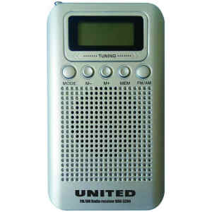 Το φορητό / χειρός ραδιόφωνο United URD 5204 έχει ψηφιακό χειρισμό (με κουμπιά) για να αλλάζετε και να αποθηκεύετε με ευκολία ραδιοφωνικούς σταθμούς. Επιπλέον διαθέτει υποδοχή για ακουστικά για να απολαμβάνετε τη μουσική σας στην ένταση που θέλετε.