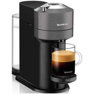 Η μηχανή espresso Delonghi Vertuo Next ENV 120.GY Dark Grey εξυπηρετεί 4 διαφορετικά μεγέθη κάψουλας. Ετοιμάζει τον καφέ με μόνο ένα πάτημα ενώ διαθέτει αυτόματη εξαγωγή κάψουλας και ηλεκτρικό άνοιγμα και κλείσιμο.