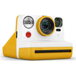 Με την φωτογραφική μηχανή Polaroid Instant Now Yellow σημάδεψε, τράβηξε και κράτησε. Αυτή η σειρά είναι μια εξέλιξη των αρχικών φωτογραφικών μηχανών Polaroid OneStep από τη δεκαετία του '70 που έκαναν τη φωτογραφία προσιτή για όλους. Η Polaroid Now παίρνει αυτήν την απλότητα και σου χαρίζει μεγαλύτερο δημιουργικό έλεγχο, καθαρό σχεδιασμό και έντονα χρώματα για να έχεις στην κατοχή του μια μηχανή ζωής και όχι κάποια σκόρπια στιγμιότυπα.