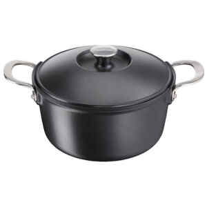 Γάστρα αντικολλητική Tefal Aroma E21570 24εκ. Ζουμερά και γευστικά πιάτα! Δημιουργήστε ό,τι μπορείτε να φανταστείτε, με τη γάστρα Tefal Aroma. H κατασκευή από αλουμίνιο επιτρέπει εξαιρετική διατήρηση της θερμότητας, ώστε να φτιάχνετε ζουμερά και λαχταριστά πιάτα κάθε φορά. Μπορείτε επίσης να τοποθετήσετε τη γάστρα Tefal Aroma στο φούρνο για σιγοβράσιμο και να τη χρησιμοποιήσετε για να σερβίρετε τα γεύματά σας ζεστά. Η αντικολλητική επίστρωση καθιστά την επιφάνεια ανθεκτική και εύκολη στο καθάρισμα. Συμβατό με όλες τις εστίες, ακόμα και τις επαγωγικές.