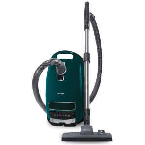 Ηλεκτρική σκούπα Miele Complete C3 PowerLine SGDF3 Petrol με μέγιστη ισχύ 890 Watt. Διαθέτει φίλτρο εξαερισμού AirClean για πλήρη κράτηση σωματιδίων και καθαρό εξερχόμενο αέρα με ένδειξη αλλαγής φίλτρου και ακτίνα κίνησης 12 m για εύκολο καθαρισμό μεγάλων επιφανειών. Με κινητήρα PowerLine, ανοξείδωτο τηλεσκοπικό σωλήνα Comfort και εργονομική αντιστατική λαβή με βαλβίδα ρύθμισης αέρα.