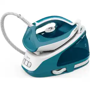 Το σύστημα σιδερώματος Tefal SV6131E0 με συνεχόμενη παροχή ατμού 120 gr/min και δυνατότητα επιπλέον βολής ατμού με το πάτημα ενός κουμπιού, αφαιρεί ακόμα και τις πιο επίμονες τσακίσεις από όλα τα υφάσματα. Διαθέτει φίλτρο anti-calc το οποίο εμποδίζει την εισχώρηση των αλάτων μέσα στα λειτουργικά μέρη του συστήματος. Η λειτουργία anti-drip με την οποία είναι εφοδιασμένο, σταματά τα σταγονίδια νερού από το να «λεκιάζουν» τα ρούχα στις χαμηλές θερμοκρασίες. Με την κεραμική του πλάκα γλιστρά απαλά επάνω στα υφάσματα και δεν χρειάζεται να ανησυχείτε ότι θα κολλήσουν τα ρούχα σας. Κρατώντας κάθετα το σίδερο μπορείτε να σιδερώνετε εύκολα κουρτίνες και ρούχα πάνω σε κρεμάστρες.