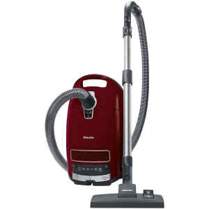 Ηλεκτρική σκούπα Miele Complete C3 PowerLine SGDF3 με μέγιστη ισχύ 890 Watt. Διαθέτει φίλτρο εξαερισμού AirClean για πλήρη κράτηση σωματιδίων και καθαρό εξερχόμενο αέρα με ένδειξη αλλαγής φίλτρου και ακτίνα κίνησης 12 m για εύκολο καθαρισμό μεγάλων επιφανειών. Με κινητήρα PowerLine, ανοξείδωτο τηλεσκοπικό σωλήνα Comfort και εργονομική αντιστατική λαβή με βαλβίδα ρύθμισης αέρα.