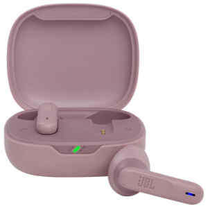 Με τα Handsfree ακουστικά JBL Wave 300 ροζ θα μπορείτε να απολαμβάνετε τη μουσική σας περισσότερο χάρη στα JBL Deep Bass και τον ισχυρό τους ήχο. Σας δίνεται η δυνατότητα να ακούτε την αγαπημένη σας μουσική όλη την ημέρα με χρόνο αναπαραγωγής έως και 6 ώρες συν επιπλέον 20 ώρες όταν χρησιμοποιούνται με την θήκη φόρτισης που περιλαμβάνεται. Είναι έτσι σχεδιασμένα ώστε να σας προσφέρουν μέγιστη άνεση και ασφαλή εφαρμογή ενώ παράλληλα να έχετε επίγνωση του περιβάλλοντός σας. Επιπλέον, μπορείτε να διαχειριστείτε τις κλήσεις σας και τη μουσική σας γρήγορα και εύκολα με ένα μόνο πάτημα και να χρησιμοποιήσετε το voice assistant της συσκευής σας κατευθείαν από τα ακουστικά σας.