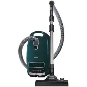 Ηλεκτρική σκούπα Miele Complete C3 PowerLine SGDF3 Petrol με μέγιστη ισχύ 890 Watt. Διαθέτει φίλτρο εξαερισμού AirClean για πλήρη κράτηση σωματιδίων και καθαρό εξερχόμενο αέρα με ένδειξη αλλαγής φίλτρου και ακτίνα κίνησης 12 m για εύκολο καθαρισμό μεγάλων επιφανειών. Με κινητήρα PowerLine, ανοξείδωτο τηλεσκοπικό σωλήνα Comfort και εργονομική αντιστατική λαβή με βαλβίδα ρύθμισης αέρα.