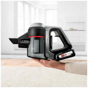 Η επαναφορτιζόμενη σκούπα Bosch BBS612PCK λειτουργεί με μπαταρία τάσης 18 Volt. Μπορείτε να τη χρησιμοποιήσετε για να μαζέψετε ψίχουλα από το πάτωμα, τον καναπέ και το αυτοκίνητο.