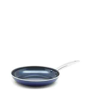 Το τηγάνι Blue Diamond 26cm CC004718-001 είναι κατασκευασμένο από αλουμίνιο, ένα υλικό που το κάνει ελαφρύ, ιδιαίτερα ανθεκτικό στη σκουριά και πολύ γρήγορο στο ζέσταμα. Σας προτείνουμε να επιλέξετε αυτό το τηγάνι εάν θέλετε να μαγειρεύετε 2-4 μερίδες φαγητού. Για να διατηρήσετε σε καλή κατάσταση την αντικολλητική επίστρωση που διαθέτει, σας συμβουλεύουμε να αφήνετε το σκεύος να κρυώσει πριν το καθαρίσετε και να αποφεύγετε το σύρμα καθαρισμού. Προτιμήστε ένα μαλακό, συνθετικό σφουγγάρι.