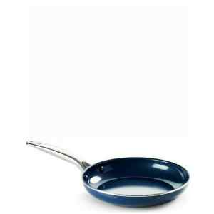 Το τηγάνι Blue Diamond 26cm CC004718-001 είναι κατασκευασμένο από αλουμίνιο, ένα υλικό που το κάνει ελαφρύ, ιδιαίτερα ανθεκτικό στη σκουριά και πολύ γρήγορο στο ζέσταμα. Σας προτείνουμε να επιλέξετε αυτό το τηγάνι εάν θέλετε να μαγειρεύετε 2-4 μερίδες φαγητού. Για να διατηρήσετε σε καλή κατάσταση την αντικολλητική επίστρωση που διαθέτει, σας συμβουλεύουμε να αφήνετε το σκεύος να κρυώσει πριν το καθαρίσετε και να αποφεύγετε το σύρμα καθαρισμού. Προτιμήστε ένα μαλακό, συνθετικό σφουγγάρι.