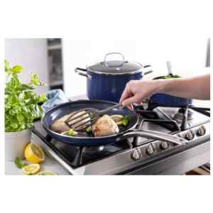 Βαθιά κατσαρόλα Blue Diamond 4.9lt / 24cm, με διάμετρο 24εκ. και χωρητικότητα 4.9 λίτρα, ιδανική για να καλύψει τις ανάγκες 1 ή 2 ατόμων. Είναι κατασκευασμένη από αλουμίνιο, ένα υλικό ελαφρύ, ιδιαίτερα ανθεκτικό στη σκουριά και πολύ γρήγορο στο ζέσταμα. Διαθέτει αντικολλητική κεραμική επίστρωση και είναι εύκολη στο πλύσιμο. Για να διατηρήσετε άθικτη την επίστρωση που διαθέτει, σας συμβουλεύουμε να αφήνετε την κατσαρόλα να κρυώσει πριν την καθαρίσετε και να αποφεύγετε το σύρμα καθαρισμού. Προτιμήστε ένα μαλακό, συνθετικό σφουγγάρι. Επιπλέον, είναι συμβατή με ηλεκτρικές εστίες, εστίες αερίου και κεραμικές εστίες. Χάρη στο υλικό της, η κατσαρόλα είναι κατάλληλη και για μαγείρεμα στον φούρνο.