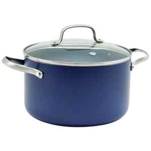 Βαθιά κατσαρόλα Blue Diamond 4.9lt / 24cm, με διάμετρο 24εκ. και χωρητικότητα 4.9 λίτρα, ιδανική για να καλύψει τις ανάγκες 1 ή 2 ατόμων. Είναι κατασκευασμένη από αλουμίνιο, ένα υλικό ελαφρύ, ιδιαίτερα ανθεκτικό στη σκουριά και πολύ γρήγορο στο ζέσταμα. Διαθέτει αντικολλητική κεραμική επίστρωση και είναι εύκολη στο πλύσιμο. Για να διατηρήσετε άθικτη την επίστρωση που διαθέτει, σας συμβουλεύουμε να αφήνετε την κατσαρόλα να κρυώσει πριν την καθαρίσετε και να αποφεύγετε το σύρμα καθαρισμού. Προτιμήστε ένα μαλακό, συνθετικό σφουγγάρι. Επιπλέον, είναι συμβατή με ηλεκτρικές εστίες, εστίες αερίου και κεραμικές εστίες. Χάρη στο υλικό της, η κατσαρόλα είναι κατάλληλη και για μαγείρεμα στον φούρνο.