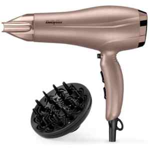 Σεσουάρ μαλλιών Babyliss Ionic 5790PΕ ροζ , που διαθέτει υψηλή ισχύ με δυνατή ροή αέρα για γρήγορο στέγνωμα και φορμάρισμα των μαλλιών. Παρέχει λειτουργία ιονισμού, μια τεχνολογία που βοηθάει στο να μην ηλεκτρίζονται τα μαλλιά, προσφέρει περισσότερο όγκο και δεν επιτρέπει το φριζάρισμά τους. Έχει μακρύ καλώδιο, που επιτρέπει την ελευθερία κινήσεων και το καθιστά βολικό κατά τη χρήση του. Επιπλέον, διαθέτει φυσούνα για το φορμάρισμα των σπαστών ή σγουρών μαλλιών. Η ροή του αέρα κατανέμεται κατά μήκος της τρίχας, ενισχύοντας τον όγκο και μειώνοντας το φριζάρισμα κατά το στέγνωμα. Για καλύτερα αποτελέσματα, θα πρέπει η φυσούνα να χρησιμοποιείται κοντά στις ρίζες των μαλλιών.