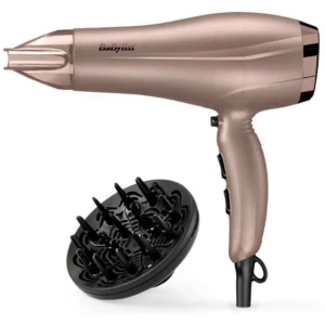 Σεσουάρ μαλλιών Babyliss Ionic 5790PΕ ροζ , που διαθέτει υψηλή ισχύ με δυνατή ροή αέρα για γρήγορο στέγνωμα και φορμάρισμα των μαλλιών. Παρέχει λειτουργία ιονισμού, μια τεχνολογία που βοηθάει στο να μην ηλεκτρίζονται τα μαλλιά, προσφέρει περισσότερο όγκο και δεν επιτρέπει το φριζάρισμά τους. Έχει μακρύ καλώδιο, που επιτρέπει την ελευθερία κινήσεων και το καθιστά βολικό κατά τη χρήση του. Επιπλέον, διαθέτει φυσούνα για το φορμάρισμα των σπαστών ή σγουρών μαλλιών. Η ροή του αέρα κατανέμεται κατά μήκος της τρίχας, ενισχύοντας τον όγκο και μειώνοντας το φριζάρισμα κατά το στέγνωμα. Για καλύτερα αποτελέσματα, θα πρέπει η φυσούνα να χρησιμοποιείται κοντά στις ρίζες των μαλλιών.