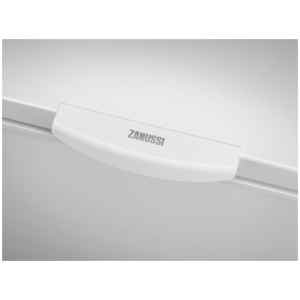 Ο καταψύκτης μπαούλο Zanussi ZCAN14FW1 μπορεί να καλύψει τις ανάγκες για κατεψυγμένα τρόφιμα έως και για δύο άτομα. Είναι μία συσκευή η οποία μπορεί να διατηρήσει ποσότητες τροφίμων για μεγάλο χρονικό διάστημα, χάρη στις πολύ χαμηλές θερμοκρασίες που επιτυγχάνει. Έτσι έχετε τη δυνατότητα να αγοράζετε και συντηρείτε ποσότητες φαγητών και τροφίμων, τα οποία θα είναι προστατευμένα από βακτήρια και μούχλα. Είναι ιδανική επιλογή εάν διαθέτετε ψυγείο μόνο συντήρησης και χρειάζεστε επιπλέον χώρο για να καταψύχετε τα τρόφιμα σας.
