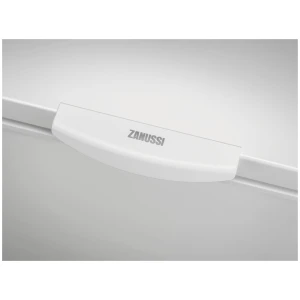 Ο καταψύκτης μπαούλο Zanussi ZCAN14FW1 μπορεί να καλύψει τις ανάγκες για κατεψυγμένα τρόφιμα έως και για δύο άτομα. Είναι μία συσκευή η οποία μπορεί να διατηρήσει ποσότητες τροφίμων για μεγάλο χρονικό διάστημα, χάρη στις πολύ χαμηλές θερμοκρασίες που επιτυγχάνει. Έτσι έχετε τη δυνατότητα να αγοράζετε και συντηρείτε ποσότητες φαγητών και τροφίμων, τα οποία θα είναι προστατευμένα από βακτήρια και μούχλα. Είναι ιδανική επιλογή εάν διαθέτετε ψυγείο μόνο συντήρησης και χρειάζεστε επιπλέον χώρο για να καταψύχετε τα τρόφιμα σας.