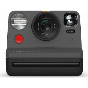 Με την φωτογραφική μηχανή Polaroid Instant Black σημάδεψε, τράβηξε και κράτησε. Αυτή η σειρά είναι μια εξέλιξη των αρχικών φωτογραφικών μηχανών Polaroid OneStep από τη δεκαετία του '70 που έκαναν τη φωτογραφία προσιτή για όλους. Η Polaroid Now παίρνει αυτήν την απλότητα και σου χαρίζει μεγαλύτερο δημιουργικό έλεγχο, καθαρό σχεδιασμό και έντονα χρώματα για να έχεις στην κατοχή του μια μηχανή ζωής και όχι κάποια σκόρπια στιγμιότυπα.