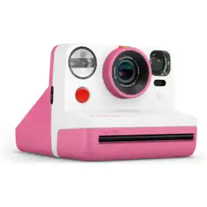 Με την φωτογραφική μηχανή Polaroid Instant Pink σημάδεψε, τράβηξε και κράτησε. Αυτή η σειρά είναι μια εξέλιξη των αρχικών φωτογραφικών μηχανών Polaroid OneStep από τη δεκαετία του '70 που έκαναν τη φωτογραφία προσιτή για όλους. Η Polaroid Now παίρνει αυτήν την απλότητα και σου χαρίζει μεγαλύτερο δημιουργικό έλεγχο, καθαρό σχεδιασμό και έντονα χρώματα για να έχεις στην κατοχή του μια μηχανή ζωής και όχι κάποια σκόρπια στιγμιότυπα.