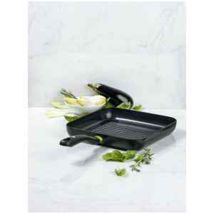 Η γκριλιέρα Green Pan CC006086-001 28cm χάρη στην εσωτερική της επιφάνεια που μοιάζει με σχάρα, μπορεί να χρησιμεύσει ως τηγάνι αλλά και ως grill. Αποτελεί ιδανική επιλογή για εσάς που θέλετε να δώσετε μια ιδιαίτερη καπνιστή γεύση στα κρέατα, τα ψάρια και τα λαχανικά σας. Είναι κατασκευασμένη από αλουμίνιο, ένα υλικό που την κάνει ελαφριά, ιδιαίτερα ανθεκτική στη σκουριά και πολύ γρήγορη στο ζέσταμα. Σας προτείνουμε να επιλέξετε αυτή τη γκριλιέρα εάν θέλετε να μαγειρεύετε 2-4 μερίδες φαγητού. Για να διατηρήσετε σε καλή κατάσταση την αντικολλητική επίστρωση που διαθέτει, σας συμβουλεύουμε να αφήνετε το σκεύος να κρυώσει πριν το καθαρίσετε και να αποφεύγετε το σύρμα καθαρισμού. Προτιμήστε ένα μαλακό, συνθετικό σφουγγάρι.