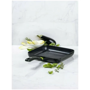 Η γκριλιέρα Green Pan CC006086-001 28cm χάρη στην εσωτερική της επιφάνεια που μοιάζει με σχάρα, μπορεί να χρησιμεύσει ως τηγάνι αλλά και ως grill. Αποτελεί ιδανική επιλογή για εσάς που θέλετε να δώσετε μια ιδιαίτερη καπνιστή γεύση στα κρέατα, τα ψάρια και τα λαχανικά σας. Είναι κατασκευασμένη από αλουμίνιο, ένα υλικό που την κάνει ελαφριά, ιδιαίτερα ανθεκτική στη σκουριά και πολύ γρήγορη στο ζέσταμα. Σας προτείνουμε να επιλέξετε αυτή τη γκριλιέρα εάν θέλετε να μαγειρεύετε 2-4 μερίδες φαγητού. Για να διατηρήσετε σε καλή κατάσταση την αντικολλητική επίστρωση που διαθέτει, σας συμβουλεύουμε να αφήνετε το σκεύος να κρυώσει πριν το καθαρίσετε και να αποφεύγετε το σύρμα καθαρισμού. Προτιμήστε ένα μαλακό, συνθετικό σφουγγάρι.