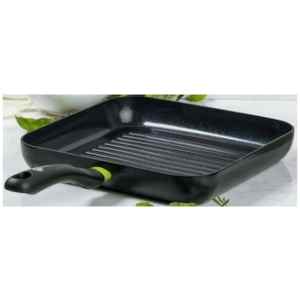 Η γκριλιέρα Green Pan CC006086-001 28cm χάρη στην εσωτερική της επιφάνεια που μοιάζει με σχάρα, μπορεί να χρησιμεύσει ως τηγάνι αλλά και ως grill. Αποτελεί ιδανική επιλογή για εσάς που θέλετε να δώσετε μια ιδιαίτερη καπνιστή γεύση στα κρέατα, τα ψάρια και τα λαχανικά σας. Είναι κατασκευασμένη από αλουμίνιο, ένα υλικό που την κάνει ελαφριά, ιδιαίτερα ανθεκτική στη σκουριά και πολύ γρήγορη στο ζέσταμα. Σας προτείνουμε να επιλέξετε αυτή τη γκριλιέρα εάν θέλετε να μαγειρεύετε 2-4 μερίδες φαγητού. Για να διατηρήσετε σε καλή κατάσταση την αντικολλητική επίστρωση που διαθέτει, σας συμβουλεύουμε να αφήνετε το σκεύος να κρυώσει πριν το καθαρίσετε και να αποφεύγετε το σύρμα καθαρισμού. Προτιμήστε ένα μαλακό, συνθετικό σφουγγάρι.