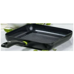 Η γκριλιέρα Green Pan CC006086-001 28cm χάρη στην εσωτερική της επιφάνεια που μοιάζει με σχάρα, μπορεί να χρησιμεύσει ως τηγάνι αλλά και ως grill. Αποτελεί ιδανική επιλογή για εσάς που θέλετε να δώσετε μια ιδιαίτερη καπνιστή γεύση στα κρέατα, τα ψάρια και τα λαχανικά σας. Είναι κατασκευασμένη από αλουμίνιο, ένα υλικό που την κάνει ελαφριά, ιδιαίτερα ανθεκτική στη σκουριά και πολύ γρήγορη στο ζέσταμα. Σας προτείνουμε να επιλέξετε αυτή τη γκριλιέρα εάν θέλετε να μαγειρεύετε 2-4 μερίδες φαγητού. Για να διατηρήσετε σε καλή κατάσταση την αντικολλητική επίστρωση που διαθέτει, σας συμβουλεύουμε να αφήνετε το σκεύος να κρυώσει πριν το καθαρίσετε και να αποφεύγετε το σύρμα καθαρισμού. Προτιμήστε ένα μαλακό, συνθετικό σφουγγάρι.