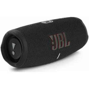 Με το αδιάβροχο ηχείο JBL Charge 5 μαύρο μετέφερε το πάρτυ όπου και αν βρίσκεσαι ότι καιρό και αν έχει. Το JBL Charge 5 Βluetooth ηχείο παρέχει τον δυναμικό και μπασάτο ήχο της JBL, με τον βελτιστοποιημένο driver, και το ενσωματωμένο tweeter και δύο JBL bass radiators. Προσφέρει μέχρι και 20 ώρες μουσικής αυτονομίας και χάρη στο ενσωματωμένο powerbank που διαθέτει δεν πρόκειται να ξεμείνεις από μπαταρία στο πάρτυ σου όλη τη νύχτα. Και ακόμα αν βρέχει; ή το πιτσιλίσεις με το ποτό σου; η το ακουμπήσεις στην άμμο; To JBL Charge 5 είναι αδιάβροχο (βαθμίδα αδιαβροχοποίησης IP67) και θα ανταπεξέλθει σε κάθε συνθήκη. Χάρις στην τεχνολογία Partyboost, μπορείς να το συνδέσεις με πολλά άλλα ηχεία που διαθέτουν τη τεχνολογία αυτή για να ανεβάσεις ακόμα περισσότερο την ένταση. Με όλα τα νέα χρώματά του εμπνευσμένα από τη τελευταία τάση της street fashion, το νέο JBL Charge 5 φαίνεται τόσο υπέροχο όσο ακούγεται.
