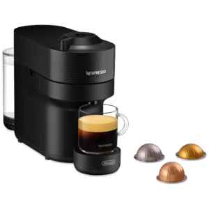 Η καφετιέρα Nespresso Delonghi Vertuo Pop ENV90.B πηγαίνει ένα βήμα πιο πέρα την πλήρη συλλογή προτάσεων καφέ Nespresso. Επιλέξτε το μέγεθος που προτιμάτε ανάμεσα σε τέσσερα διαφορετικά μεγέθη κούπας, από Espresso (40 ml ο μονός, 80 ml ο διπλός), Gran Lungo(150 ml) και κλασσικοί Signature Mug (230 ml). Η μηχανή καφέ διαβάζει το barcode που αναγράφεται πάνω σε κάθε ανακυκλώσιμη κάψουλα καφέ και σας προσφέρει τους κρυμμένους του θησαυρούς με το πάτημα ενός κουμπιού. Τα αρώματα, τις γεύσεις και, το σημαντικότερο συστατικό, την πλούσια κρέμα.