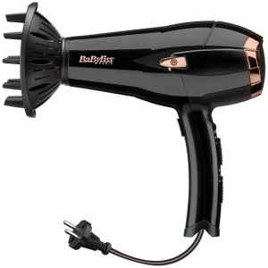 Σεσουάρ μαλλιών Babyliss Ionic 30024, που διαθέτει υψηλή ισχύ με δυνατή ροή αέρα για γρήγορο στέγνωμα και φορμάρισμα των μαλλιών. Παρέχει λειτουργία ιονισμού, μια τεχνολογία που βοηθάει στο να μην ηλεκτρίζονται τα μαλλιά, προσφέρει περισσότερο όγκο και δεν επιτρέπει το φριζάρισμά τους. Επιπλέον, διαθέτει φυσούνα για το φορμάρισμα των σπαστών ή σγουρών μαλλιών. Η ροή του αέρα κατανέμεται κατά μήκος της τρίχας, ενισχύοντας τον όγκο και μειώνοντας το φριζάρισμα κατά το στέγνωμα. Για καλύτερα αποτελέσματα, θα πρέπει η φυσούνα να χρησιμοποιείται κοντά στις ρίζες των μαλλιών.