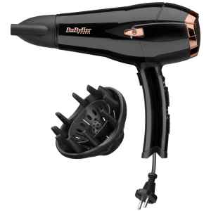 Σεσουάρ μαλλιών Babyliss Ionic 30024, που διαθέτει υψηλή ισχύ με δυνατή ροή αέρα για γρήγορο στέγνωμα και φορμάρισμα των μαλλιών. Παρέχει λειτουργία ιονισμού, μια τεχνολογία που βοηθάει στο να μην ηλεκτρίζονται τα μαλλιά, προσφέρει περισσότερο όγκο και δεν επιτρέπει το φριζάρισμά τους. Επιπλέον, διαθέτει φυσούνα για το φορμάρισμα των σπαστών ή σγουρών μαλλιών. Η ροή του αέρα κατανέμεται κατά μήκος της τρίχας, ενισχύοντας τον όγκο και μειώνοντας το φριζάρισμα κατά το στέγνωμα. Για καλύτερα αποτελέσματα, θα πρέπει η φυσούνα να χρησιμοποιείται κοντά στις ρίζες των μαλλιών.