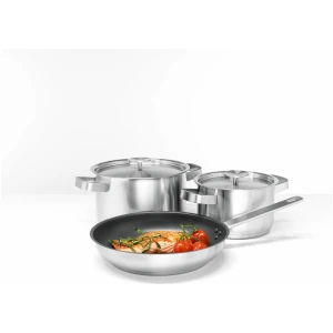 Σετ μαγειρικών σκευών Electrolux ELX E3SS για να έχεις όσα χρειάζεσαι για το καθημερινό σου μαγείρεμα! Περιλαμβάνει ένα τηγάνι (24cm) και δύο κατσαρολάκια (16cm, 20cm), με υλικό κατασκευής που διαχειρίζεται τη θερμότητα σε κάθε τύπο εστίας (επαγωγικές, ηλεκτρικές ή αερίου). Όσον αφορά το τηγάνι, έχει αντικολλητική επιφάνεια, για να μαγειρεύεις χωρίς πρόσθετο λάδι ή βούτυρο, αλλά και για να καθαρίζεται εύκολα -με ένα απλό σκούπισμα!