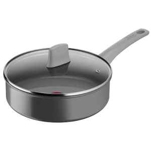 Το τηγάνι Tefal Renewal C42632 24cm είναι κατασκευασμένο από αλουμίνιο, ένα υλικό που το κάνει ελαφρύ, ιδιαίτερα ανθεκτικό στη σκουριά και πολύ γρήγορο στο ζέσταμα. Σας προτείνουμε να επιλέξετε αυτό το τηγάνι εάν θέλετε να μαγειρεύετε 2-3 μερίδες φαγητού. Θα ήταν προτιμότερο να χρησιμοποιήσετε το σκεύος σε μεσαίες εστίες, για μεγαλύτερο έλεγχο της θερμότητας κατά το μαγείρεμα. Για να διατηρήσετε σε καλή κατάσταση την αντικολλητική επίστρωση που διαθέτει, σας συμβουλεύουμε να αφήνετε το σκεύος να κρυώσει πριν το καθαρίσετε και να αποφεύγετε το σύρμα καθαρισμού. Προτιμήστε ένα μαλακό, συνθετικό σφουγγάρι.