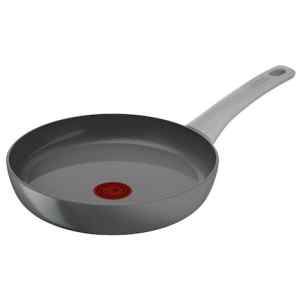 Το τηγάνι Tefal Renewal C42604 24cm είναι κατασκευασμένο από αλουμίνιο, ένα υλικό που το κάνει ελαφρύ, ιδιαίτερα ανθεκτικό στη σκουριά και πολύ γρήγορο στο ζέσταμα. Σας προτείνουμε να επιλέξετε αυτό το τηγάνι εάν θέλετε να μαγειρεύετε 2-3 μερίδες φαγητού. Θα ήταν προτιμότερο να χρησιμοποιήσετε το σκεύος σε μεσαίες εστίες, για μεγαλύτερο έλεγχο της θερμότητας κατά το μαγείρεμα. Για να διατηρήσετε σε καλή κατάσταση την αντικολλητική επίστρωση που διαθέτει, σας συμβουλεύουμε να αφήνετε το σκεύος να κρυώσει πριν το καθαρίσετε και να αποφεύγετε το σύρμα καθαρισμού. Προτιμήστε ένα μαλακό, συνθετικό σφουγγάρι.