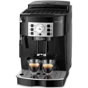 Αυτόματη μηχανή Espresso De'Longhi ECAM 22.115.B που τραβάει τα βλέμματα και προσθέτει μια κομψή, εκλεπτυσμένη πινελιά στην κουζίνα σας. Με ένα απλό πάτημα και περιστροφή του στρογγυλού διακόπτη ρυθμίζεται η επιθυμητή ποσότητα του καφέ και του νερού. Εξοπλισμένη με ακροφύσιο ατμού για να παρασκευάζει αφρόγαλα για Cappuccino & βάση θέρμανσης φλιτζανιών.
