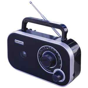 Φορητό ραδιόφωνο Roadstar TRA-2235 Retro Black που σαρώνει τα ραδιοκύματα με την τηλεσκοπική του κεραία του να βρει ψυχαγωγικό περιεχόμενο από το φάσμα FM , και διαθέτει ένα μεγάλο κουμπί ρύθμισης που θυμίζει κλασικό ραδιόφωνο. Με την αναδιπλούμενη λαβή και τη δυνατότητα λειτουργίας με μπαταρίες μπορείτε να απολαύσετε τη μουσική σας σε μέρη όπως τον κήπο , το πάρκο ή την παραλία , μακριά από οποιαδήποτε πηγή τροφοδοσίας .