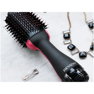 Ηλεκτρική βούρτσα Revlon RVDR5222E 2 σε1 εργαλείο styling Salon One-Step Hair Dryer and Volumiser έχει σχεδιαστεί για να προσφέρει υπέροχο όγκο και λάμψη σε ένα μόνο βήμα.