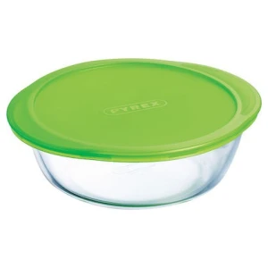 Το φαγητοδοχείο στρογγυλό Pyrex 2300ml πράσινο είναι κατασκευασμένο από γυαλί, ένα υλικό που το κάνει ασφαλές για το φούρνο μικροκυμάτων και το πλυντήριο πιάτων, είναι όμως πιο βαρύ και έχει μεγαλύτερες πιθανότητες να σπάσει.