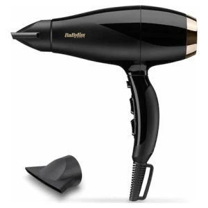 Σεσουάρ μαλλιών Babyliss 6714E, που διαθέτει υψηλή ισχύ με δυνατή ροή αέρα για γρήγορο στέγνωμα και φορμάρισμα των μαλλιών. Παρέχει λειτουργία ιονισμού, μια τεχνολογία που βοηθάει στο να μην ηλεκτρίζονται τα μαλλιά, προσφέρει περισσότερο όγκο και δεν επιτρέπει το φριζάρισμά τους. Έχει μακρύ καλώδιο, που επιτρέπει την ελευθερία κινήσεων και το καθιστά βολικό κατά τη χρήση του.