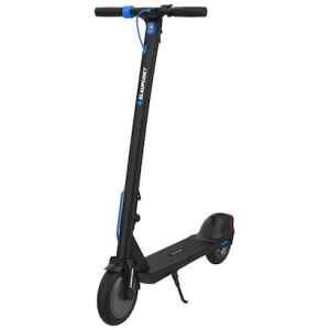Το ηλεκτρικό πατίνι Blaupunkt ESC608 είναι ένα ελκυστικό και μοντέρνο μέσο μεταφοράς, τόσο μεταξύ των νέων όσο και των ενηλίκων. Χρησιμοποιείται όλο και περισσότερο ως ένας εναλλακτικός τρόπος μετακίνησης στην πόλη, ειδικά σε χώρους όπου υπάρχει μεγάλη οδική κυκλοφορία. Το ηλεκτρικό σκούτερ μπορεί να είναι μια καλή λύση όσον αφορά τη μετάβαση στο σχολείο, σε ένα μαγαζί ή έναν τρόπο να περάσετε κάποιο χρόνο σε εξωτερικούς χώρους. Οι άνθρωποι εκτιμούν επίσης τα ηλεκτρικά σκούτερ επειδή αυτά τα οχήματα είναι οικολογικά. Δεν εκπέμπουν καυσαέρια και, ως εκ τούτου, δεν μολύνουν τον αέρα που αναπνέουμε.