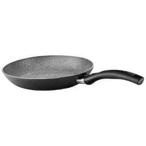 Το τηγάνι Ballarini Ferrara Granitium FRG12 24cm είναι κατασκευασμένο από αλουμίνιο, ένα υλικό που το κάνει ελαφρύ, ιδιαίτερα ανθεκτικό στη σκουριά και πολύ γρήγορο στο ζέσταμα. Σας προτείνουμε να επιλέξετε αυτό το τηγάνι εάν θέλετε να μαγειρεύετε 2-3 μερίδες φαγητού. Θα ήταν προτιμότερο να χρησιμοποιήσετε το σκεύος σε μεσαίες εστίες, για μεγαλύτερο έλεγχο της θερμότητας κατά το μαγείρεμα. Για να διατηρήσετε σε καλή κατάσταση την αντικολλητική επίστρωση που διαθέτει, σας συμβουλεύουμε να αφήνετε το σκεύος να κρυώσει πριν το καθαρίσετε και να αποφεύγετε το σύρμα καθαρισμού. Προτιμήστε ένα μαλακό, συνθετικό σφουγγάρι.