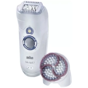 Αποτριχωτική μηχανή Epilator Braun 7921 , κατάλληλη για χρήση στο πρόσωπο, το σώμα και την περιοχή του μπικίνι. Σχεδιασμένη με ειδικές περιστρεφόμενες ηλεκτρικές τσιμπίδες μεγάλης ταχύτητας, αφαιρεί από τον θύλακα τις λεπτές ή χοντρές τρίχες κάθε μήκους, προσφέροντας μακροπρόθεσμα αποτελέσματα και απαλότητα στην επιδερμίδα. Μπορεί να χρησιμοποιηθεί σε υγρό ή στεγνό δέρμα και λειτουργεί με επαναφορτιζόμενη μπαταρία.