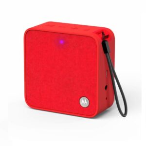 Μικρό φορητό ηχείο Motorola Sonic Boost 210 Red 6W με Aux-In με δυνατό και καθαρό ήχο. Είναι συμβατό με Alexa, Siri και Google Assistant ώστε να μπορείτε να ακούτε μουσική, να μαθαίνετε πληροφορίες ή να κάνετε παραγγελίες μόνο με τη φωνή σας. Μπορεί να συνδεθεί μέσω Aux-In με σχεδόν όλες τις πηγές ήχου. Διαθέτει λουράκι που σας επιτρέπει να το μεταφέρετε ή να το κρεμάτε εύκολα. Είναι μικρό, ελαφρύ, μόλις 200 γραμμάρια, και με μπαταρία που προσφέρει έως και 4 ώρες αυτονομία θα σας συντροφεύει παντού.