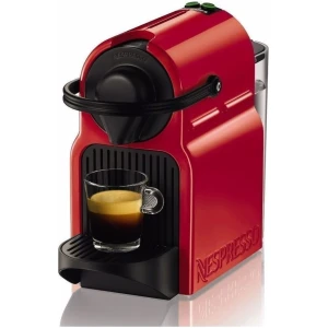 Καφετιέρα Krups Inissia XN1005V Red με ελάχιστο ανθρακικό αποτύπωμα, κομψό design, ελαφρύ βάρος και εξοπλισμένη με εργονομική λαβή, η Nespresso Inissia είναι μια «ευφυής», μικρή μηχανή που κάνει τη ζωή σου ευκολότερη και ταιριάζει τέλεια σε κάθε εσωτερική διαρρύθμιση χώρου. Είναι εύκολη στη χρήση ενώ ταυτόχρονα προσφέρει κορυφαία ποιότητα καφέ, ισάξια με αυτή ενός επαγγελματία barista, χάρη στην απλή one-touch λειτουργία της και σύστημα εκχύλισης που διαθέτει, το οποίο αποδίδει πίεση έως και 19 bar. Ο γρήγορος χρόνος θέρμανσης συνεπάγεται ότι το νερό φτάνει στην ιδανική θερμοκρασία σε μόλις 25 δευτερόλεπτα. Παράλληλα, ο δίσκος αποστράγγισης για μεγάλα ποτήρια συνταγών και η λειτουργία εξοικονόμησης ενέργειας που απενεργοποιεί αυτόματα τη μηχανή μετά από 9 λεπτά αδράνειας, θα κάνουν τη ζωή σας πιο εύκολη.